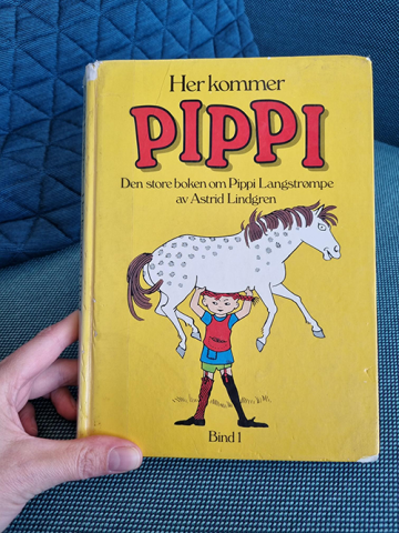 Boka: Her kommer Pippi. Av Astrid Lindgren. 